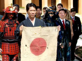 <br />
Sensei con el primer Hi-No-Maru traído por los inmigrantes japoneses